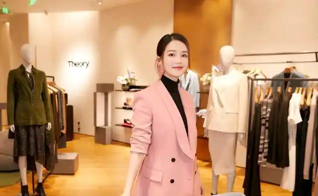 李沁的服装穿搭好高级粉色西装搭配黑色高领毛衣精致又时尚