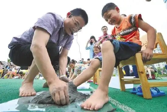 教育 滚动新闻    玩泥巴,这是很多人儿时百玩不厌的游戏.
