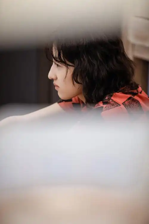 张子枫向往的生活海边花絮照##张子枫向往的生活港风卷发造型##向往