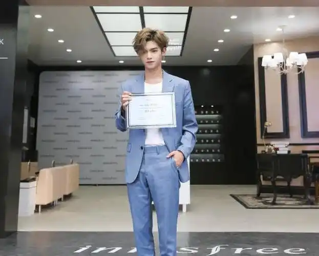 黄明昊蓝色西装造型撞衫鹿晗两人相差十二岁你觉得谁赢了