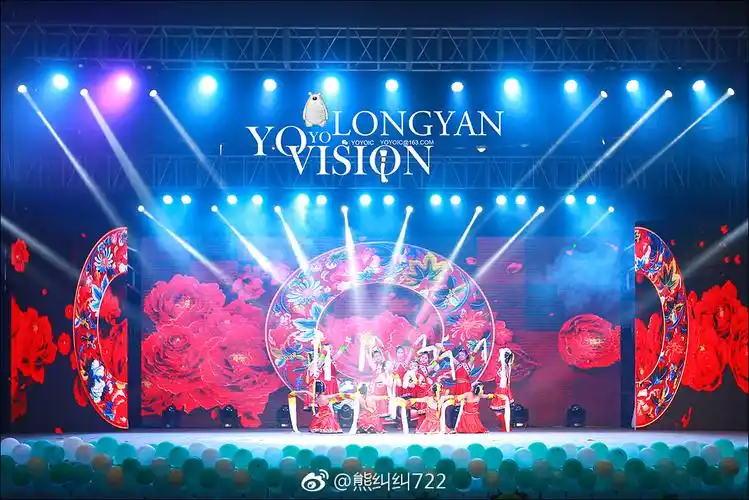 舞台漂亮得总让我感觉自己在拍大型演唱会