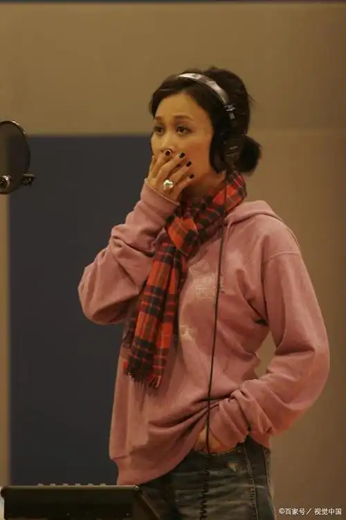 实际上,那英并没有被抓,而是在国外陪伴孩子读书.然而,由于那英家