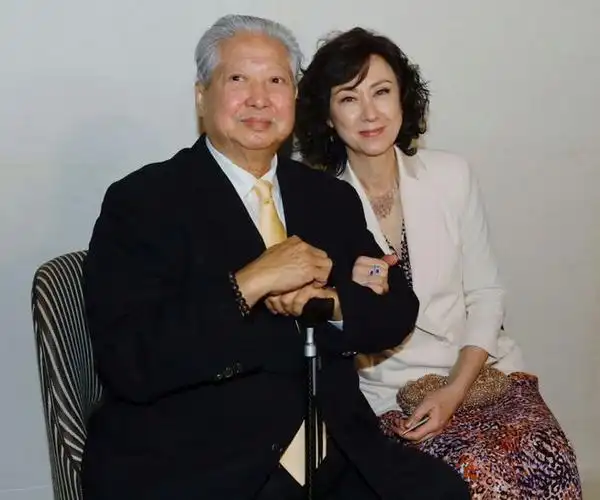 洪金宝前妻与邓光荣遗孀聚会,为大哥大生四个子女,离婚30年仍被公开