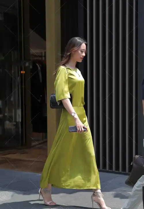 黄色连衣裙搭配高跟鞋,优雅得体,让造型更加完有魅力_裙子
