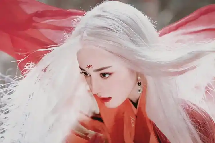 红衣白发,一个字:绝!|迪丽热巴_新浪新闻