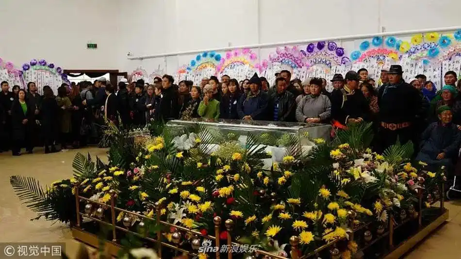 前来参加告别仪式的还有和布仁巴雅尔相知相识的歌手学生,歌迷和普通
