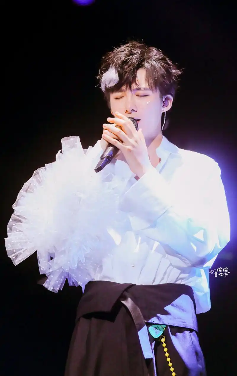 是直播间搞怪卖萌亲切的刘宇宁,也是舞台上闪闪发光为梦想努力前进的