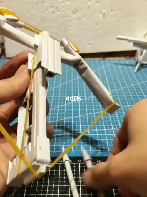 利用废品做折纸飞机弹射器十字弓折纸弓箭简单教你用折纸做玩具弓箭