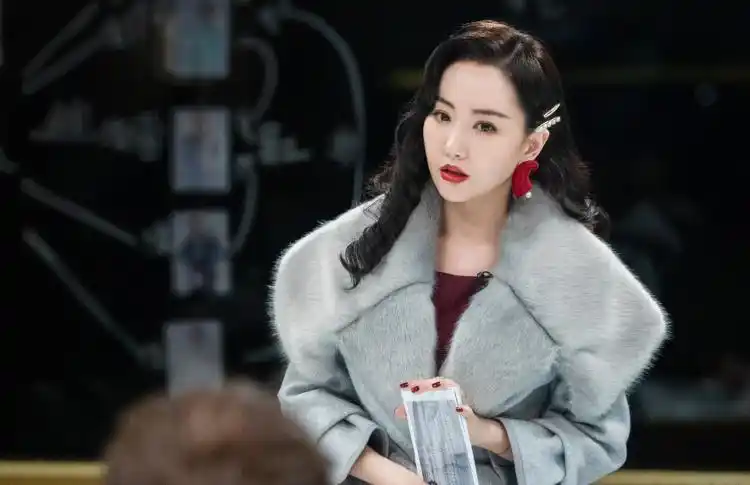 3月2日,杨蓉最新剧照曝光,她身穿灰色毛绒外套贵气十足,复古大波浪