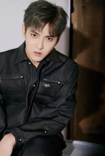 吴亦凡牛仔外套帅气少女感写真图片
