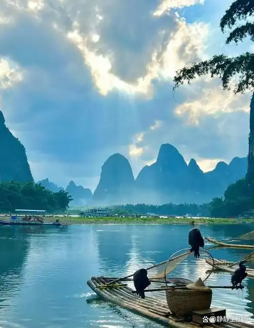 桂林漓江,作为中国最具代表性的风景名胜区之一,以其绝美的山水风光