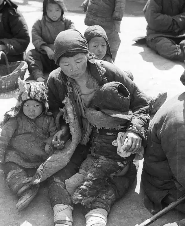 忍受饥饿痛苦的儿童们,他们的眼神充满了对食物的渴望.