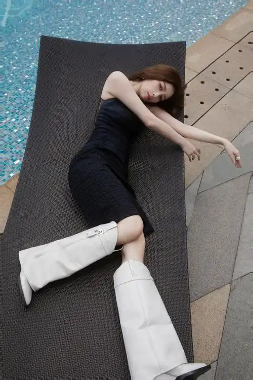 虞书欣黑色薄纱露背裙##虞书欣的长靴