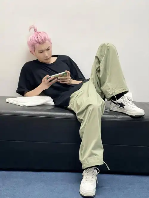 王源粉色小辫随拍