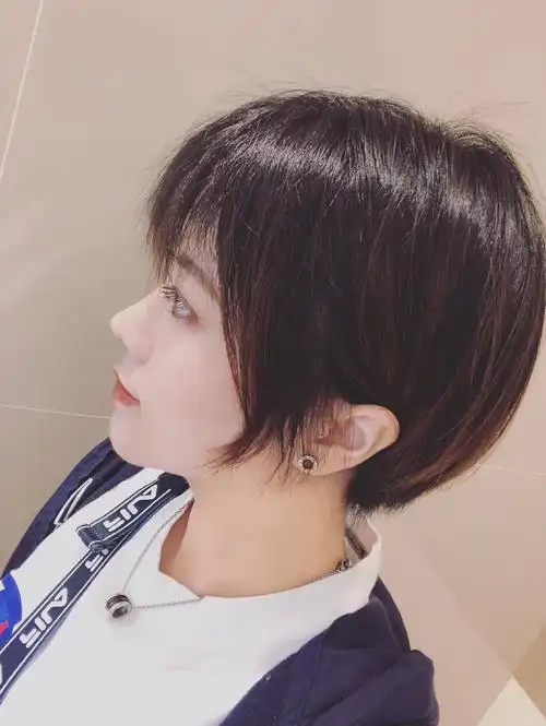 适合下巴短的圆脸星人的短发_圆脸_发型_脸型_louise_女生短发发型