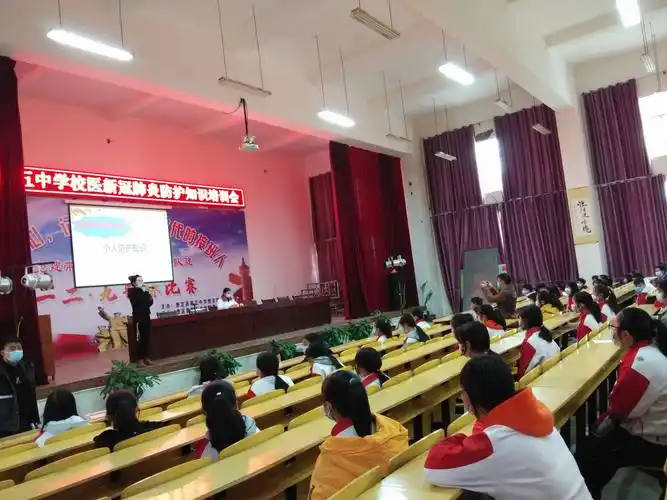 昌明动态旧治卫生院派驻医护人员组织贵定县第五中学在校师生召开新冠