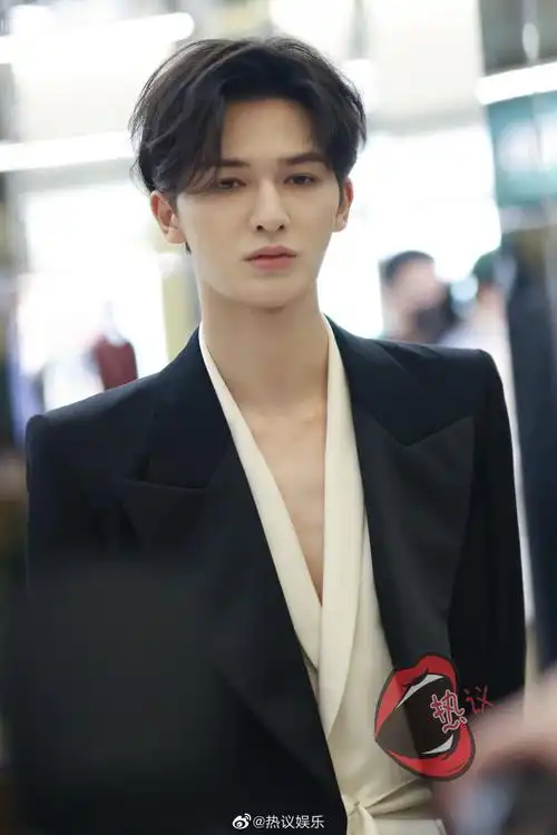 热议现场#@theo-朱正廷ysl活动现场图 帅气十足#朱正廷