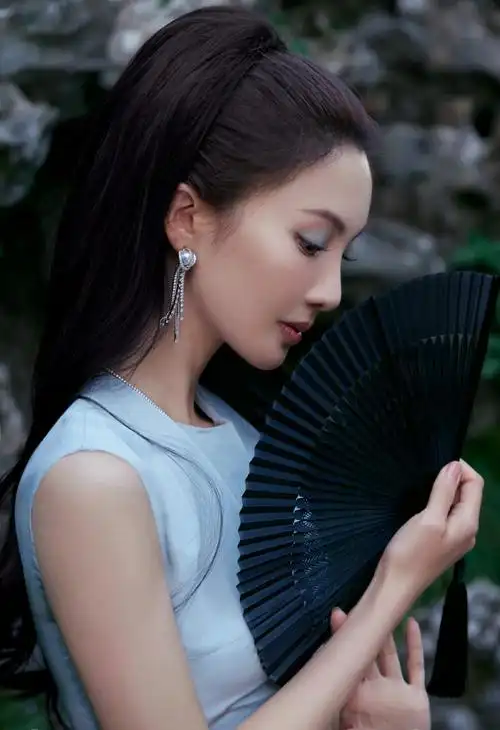 金晨超话7715#elle风尚大典#庭院一隅,光影婆娑.