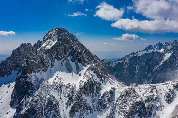 云南丽江:航拍玉龙雪山 白雪皑皑 雄伟壮观