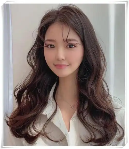 而且在即将到来的春夏季节选择一款卷发也会更加彰显活泼青春感