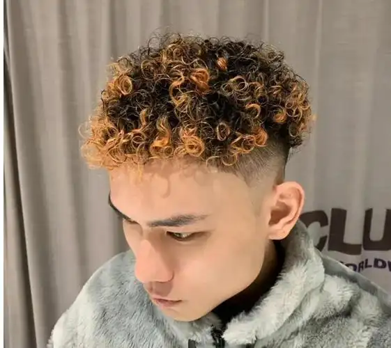 周边直接推出青皮渐变的效果,清爽又有层次感,头顶保留自然卷度,一样