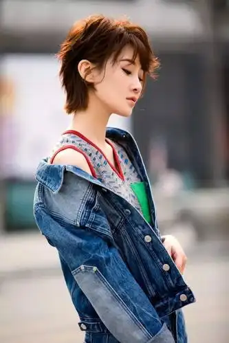 既被称为"龙女郎"又是佟大为"前妻"的她,如今活成17岁