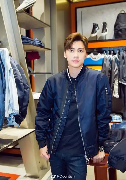 armaniexchange,作为品牌代言人的李易峰身着黑色夹克外套搭配牛仔裤