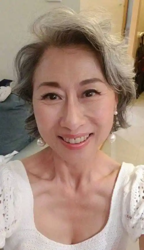 原创看到白发不染的叶倩文终于明白女人优雅老去比刻意扮嫩更高级