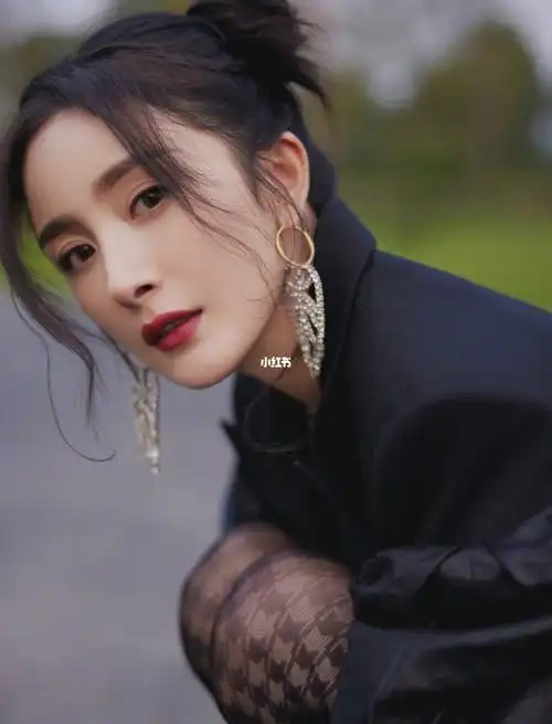 杨幂亮相 王牌对王牌造型 黑丝性感又帅气