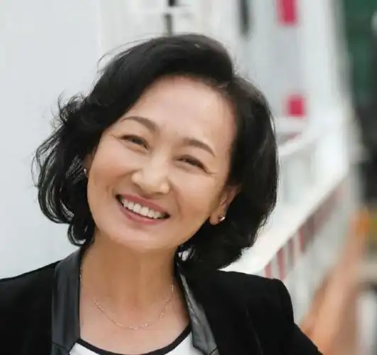 当时的哈斯高娃已经是小有名气的演员了,曾出演过《东归英雄传》等