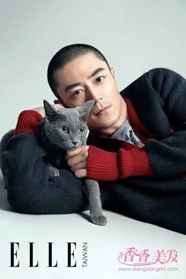 绅士男霍建华剪超短发 帅气十足与宠物写真