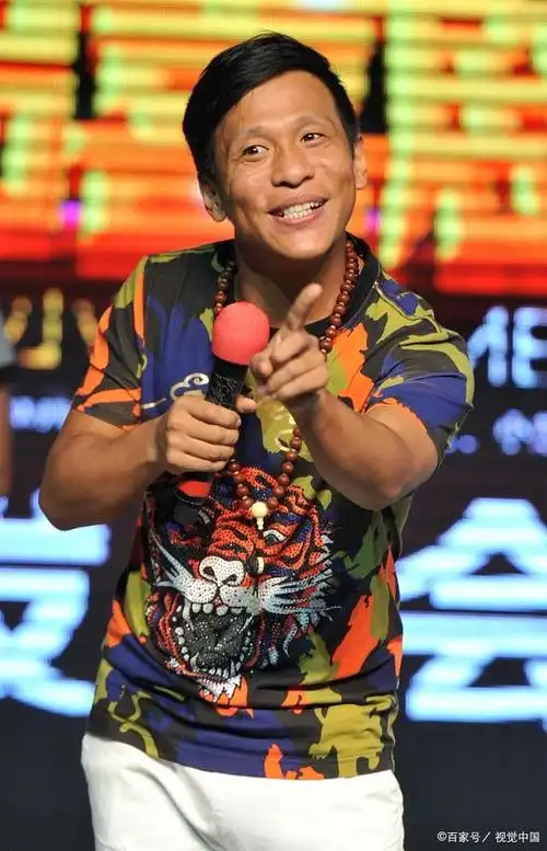 宋小宝成名后和发妻离婚,娶年轻粉丝,如今生活怎样?