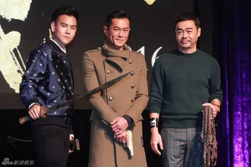 彭于晏,古天乐,刘青云手持剧中武器