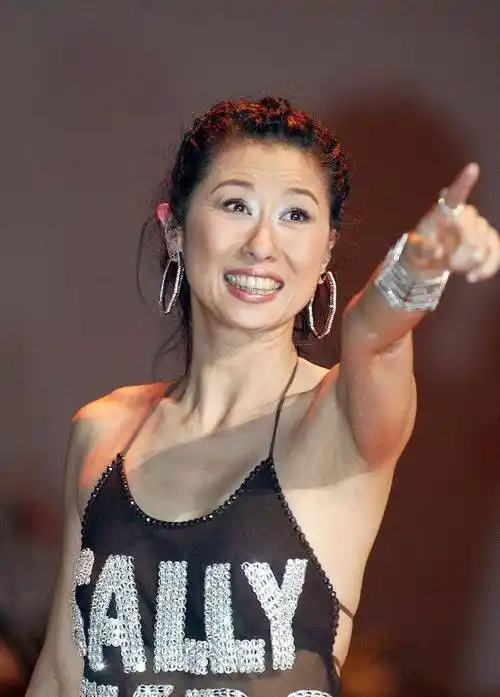 叶倩文一把年纪还挺潇洒,薄纱肚兜穿得清透时髦,真不像60后_女生_时尚