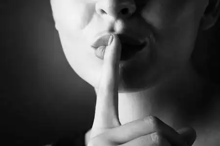 差距感图片大全女人做一个嘘的手势-黑白照片特写图片照片