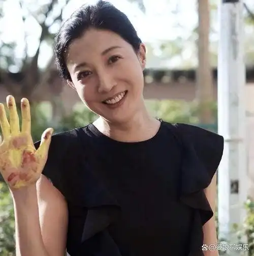 特大喜讯!吴绮莉和小龙女关系有所缓和,有望在香港一家团聚