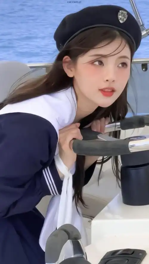 杨超越上班路透图曝光,手拿巨型水壶超吸精!生图下的腿太美了吧