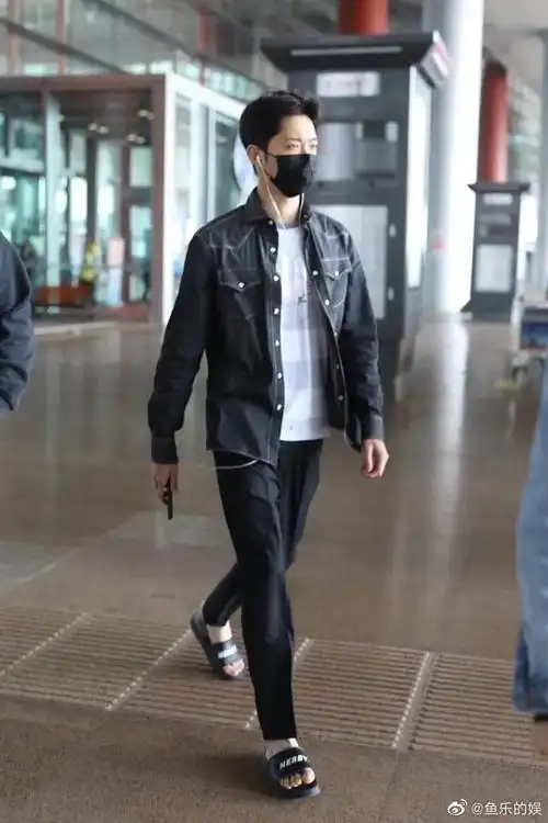 赖冠霖机场穿拖鞋