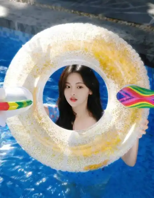 杨超越泳池写真,身穿吊带短裙紫色内衣,清纯可人,妩媚性感_照片_显得