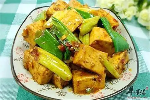 大葱炒豆腐的家常做法,大葱炒豆腐怎么做好吃_美食菜谱_美食家