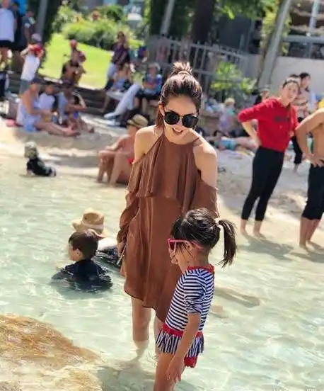 昆凌带女儿戏水开心大笑 小周周都长这么大了_网友_儿子_妈妈