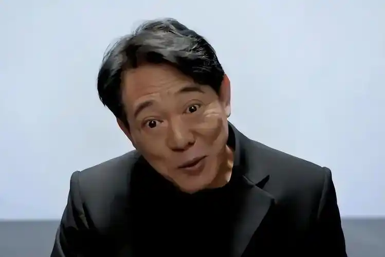 这是李连杰代言某游戏,在宣传视频里的样子,想必也是经过修饰的,生图