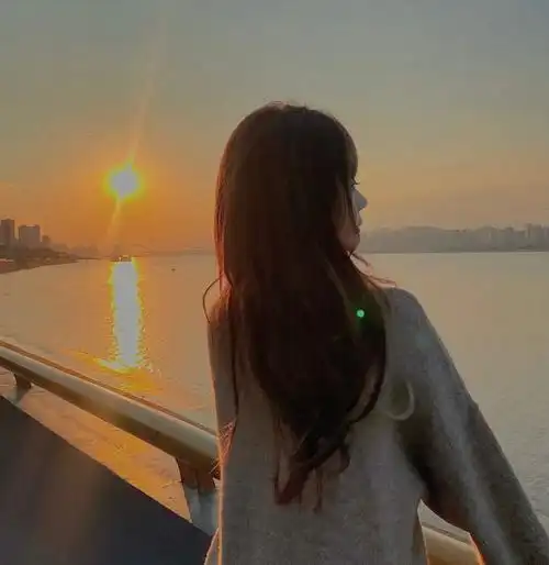 女生头像却奢求着别人成为更好的别人.