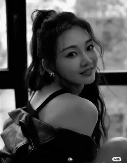 郑恺老婆苗苗浪姐上班图黑色皮衣高马尾头又美又飒