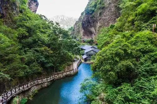 这里是神雕侠侣的取景地,每天都有高空飞渡表演,拿生命在赚钱!