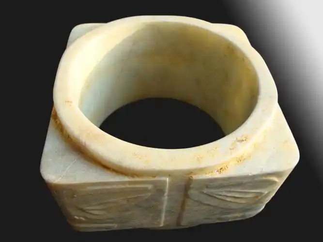 三星堆文化人面纹玉琮