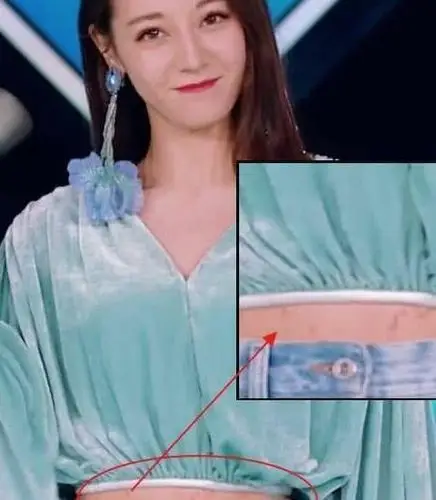 迪丽热巴全程拼命用手捂着肚子,手拿开的时,所有人却看傻了