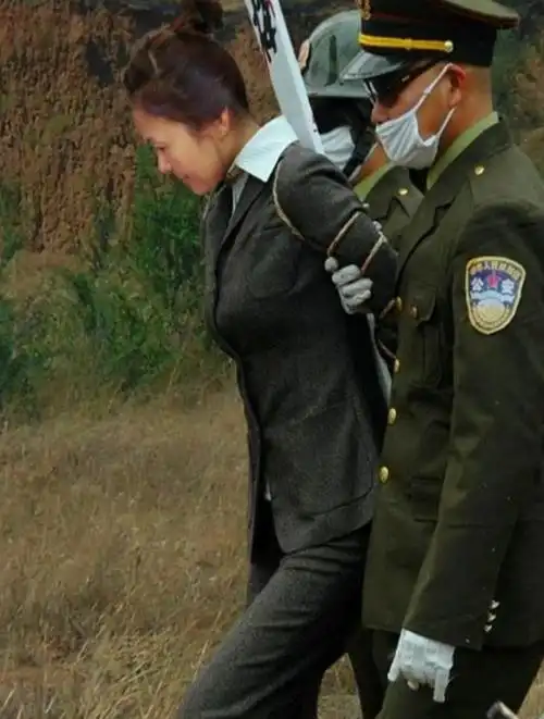 2005年 河南枪决死刑犯真实影像 女死刑犯执行前仍不服