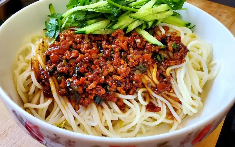 家常版炸酱面,酱香肉嫩面劲道,滋味一点也不输老北京味道.