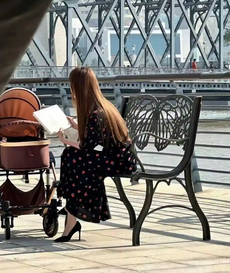 刘亦菲《玫瑰的故事》路人偶遇,背影都是优雅的